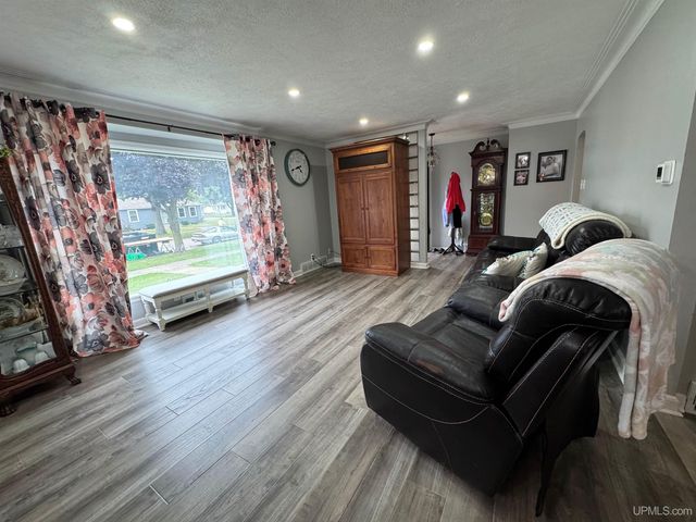 1824 S 9th Avenue, Escanaba, MI 49829