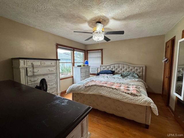 1824 S 9th Avenue, Escanaba, MI 49829