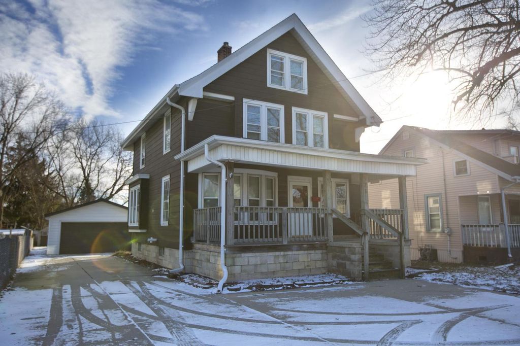 921 E Moreland BOULEVARD, Waukesha, WI 53186