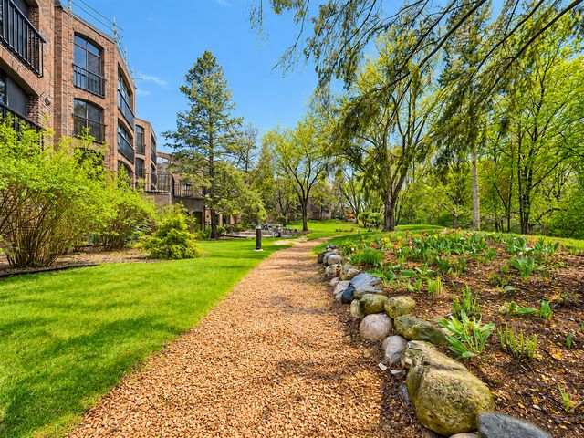 6051 Laurel Avenue 207, Golden Valley, MN 55416