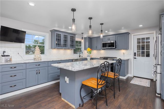 6635 Lake, Elyria, OH 44035