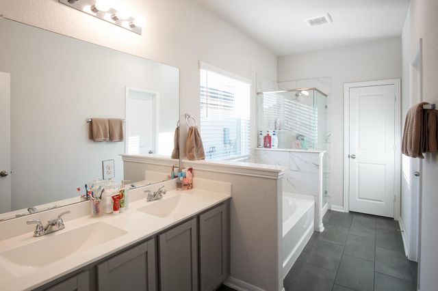 130 Yellowstone DR, Kyle, TX 78640