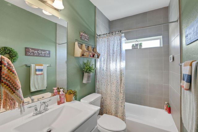 11706 Champions Gate Drive, Mont Belvieu, TX 77535