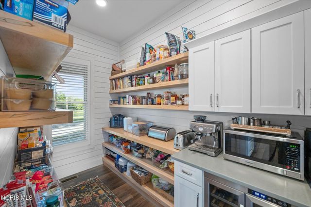 4950 Black Road, Monclova, OH 43542