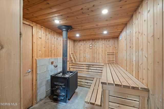4950 Black Road, Monclova, OH 43542