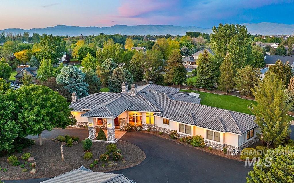 8295 W Blackberry Ct, Boise, ID 83709