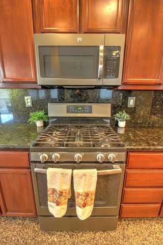 2865 Sierra Gold Ct, Riverbank, CA 95367