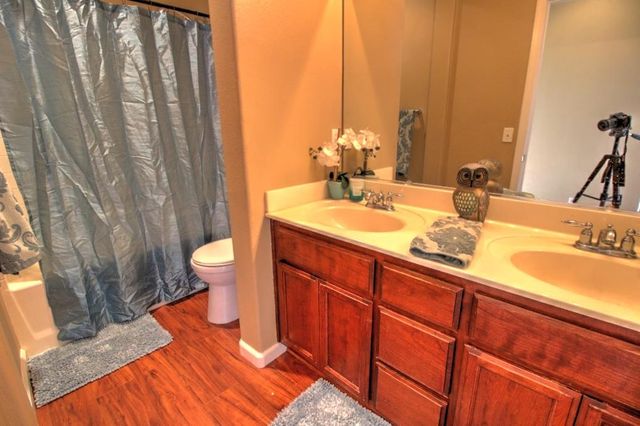 2865 Sierra Gold Ct, Riverbank, CA 95367