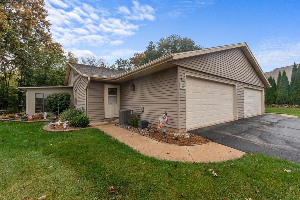 105 Tamarack CIRCLE, Hartford, WI 53027