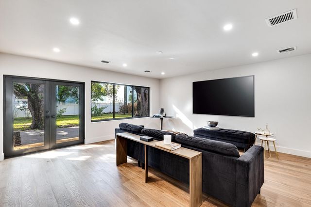 424 NE 2nd St, Pompano Beach, FL 33060