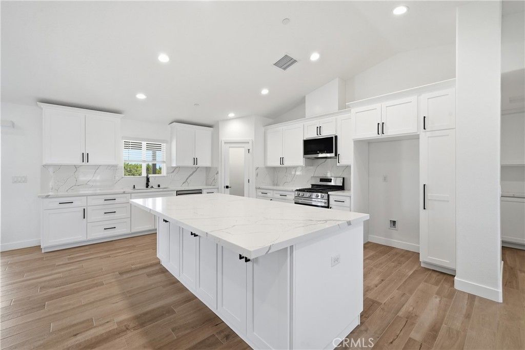 Image 12 of property listing at 18090 Hinton Street, Hesperia, CA 92345