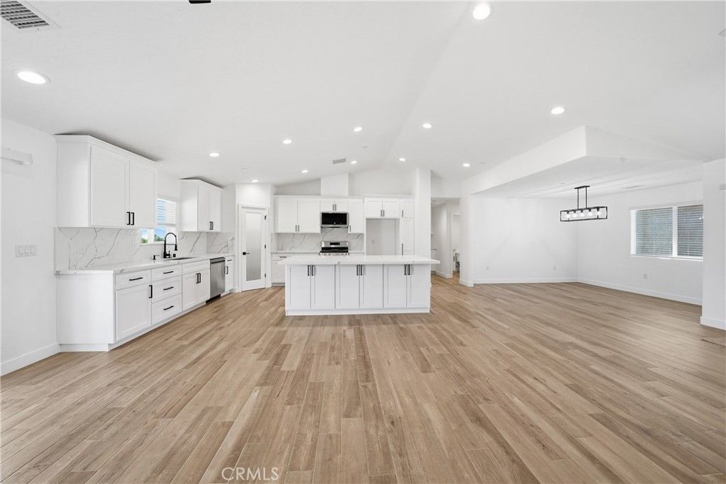 Image 13 of property listing at 18090 Hinton Street, Hesperia, CA 92345