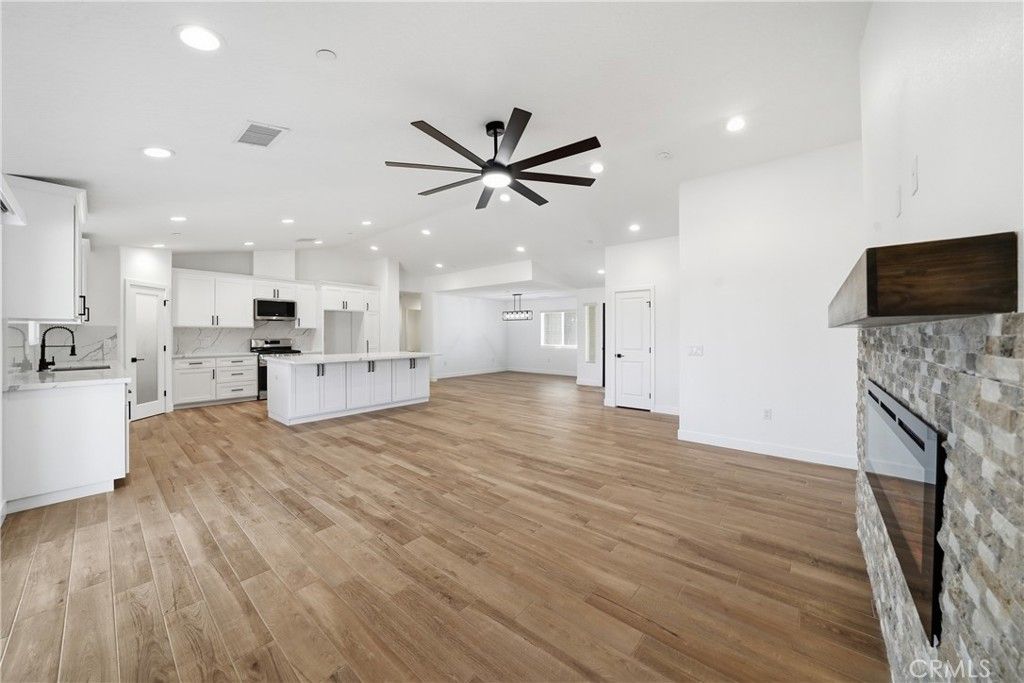 Image 16 of property listing at 18090 Hinton Street, Hesperia, CA 92345