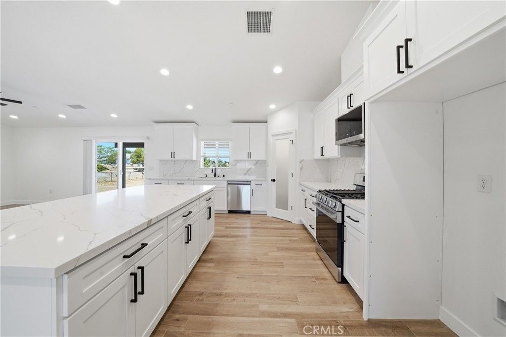 Image 18 of property listing at 18090 Hinton Street, Hesperia, CA 92345