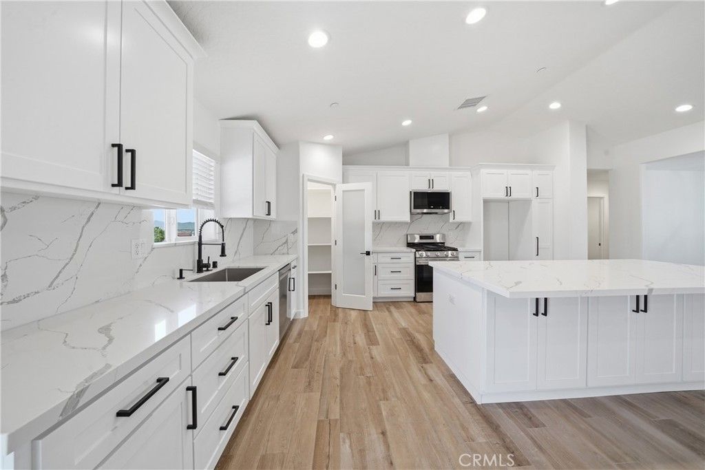 Image 19 of property listing at 18090 Hinton Street, Hesperia, CA 92345