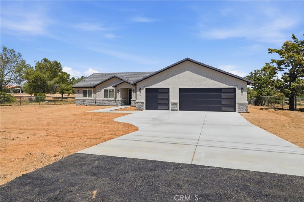 Image 2 of property listing at 18090 Hinton Street, Hesperia, CA 92345