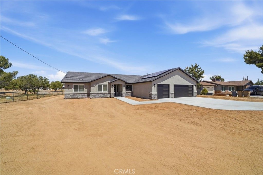 Image 3 of property listing at 18090 Hinton Street, Hesperia, CA 92345