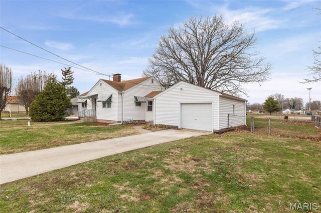 611 Montgomery Street, Staunton, IL 62088