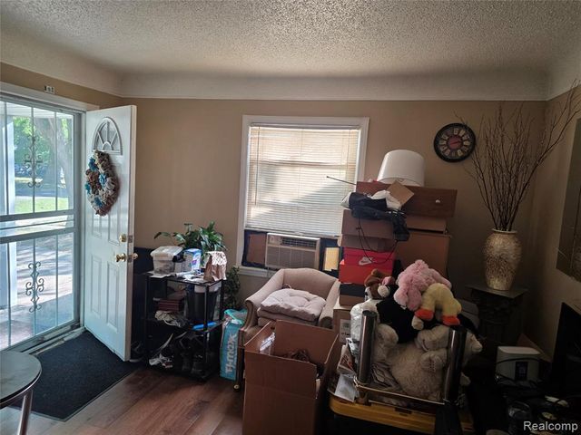 22521 Pembroke Avenue, Detroit, MI 48219