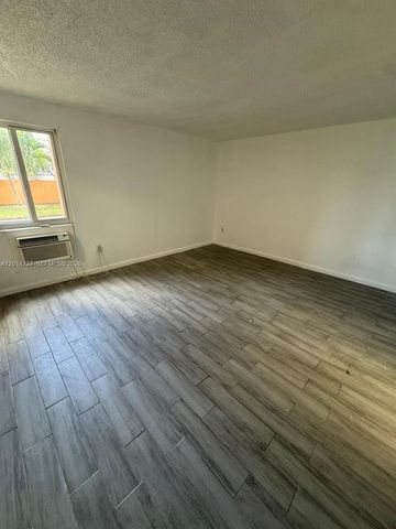 7010 NW 186th St 5-102A, Hialeah, FL 33015