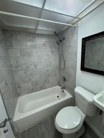 7010 NW 186th St 5-102A, Hialeah, FL 33015