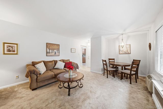 172 Edmunton D 8, North Babylon, NY 11703