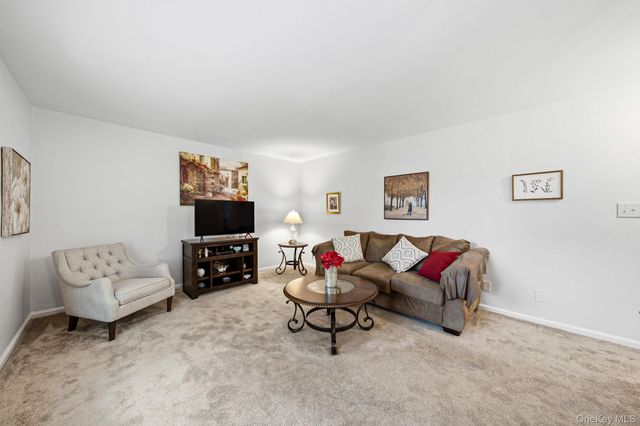 172 Edmunton D 8, North Babylon, NY 11703