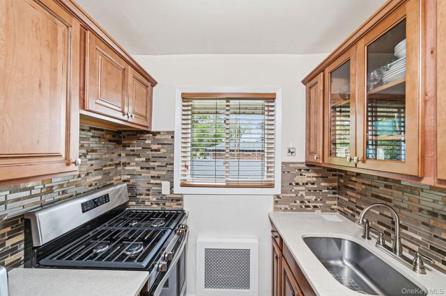 172 Edmunton D 8, North Babylon, NY 11703