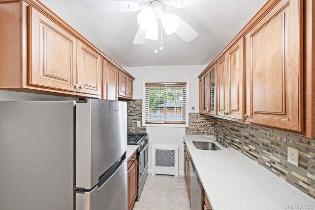 172 Edmunton D 8, North Babylon, NY 11703