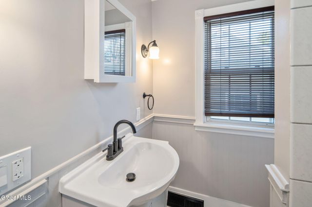 27 Plank Road, Brunswick, NY 12182