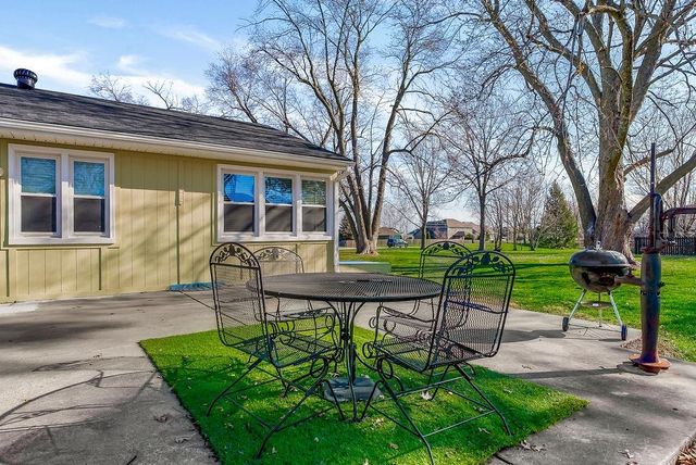 2633 E Langsford Road, Lee's Summit, MO 64063