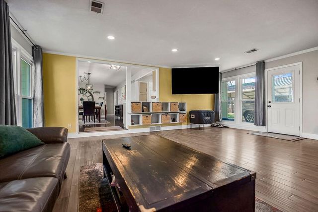 2633 E Langsford Road, Lee's Summit, MO 64063