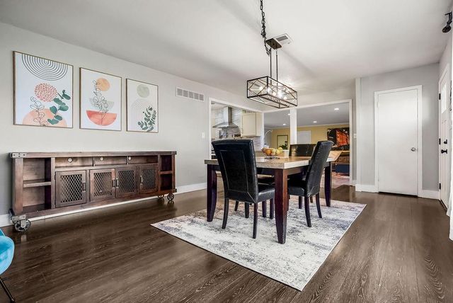 2633 E Langsford Road, Lee's Summit, MO 64063