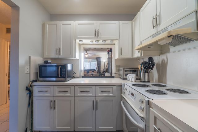 2050 NE 39th Street 211E, Lighthouse Point, FL 33064