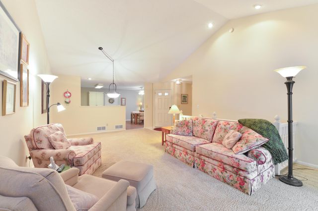 1262 Pond View Lane, White Bear Lake, MN 55110