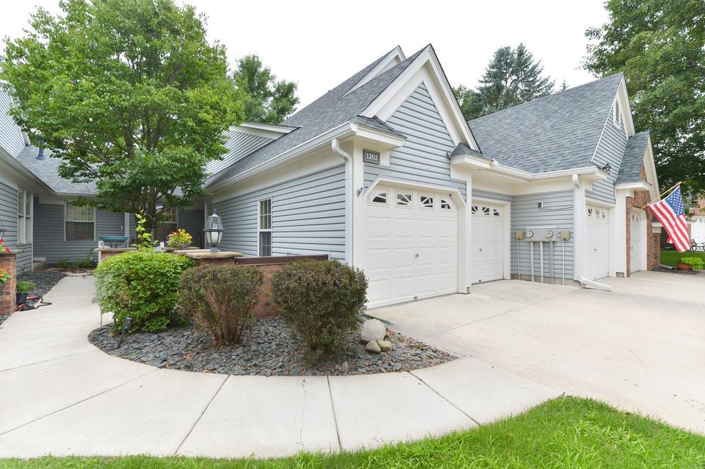 1262 Pond View Lane, White Bear Lake, MN 55110