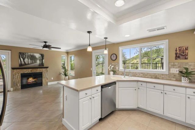 3555 Simsbury Ct, Carlsbad, CA 92010