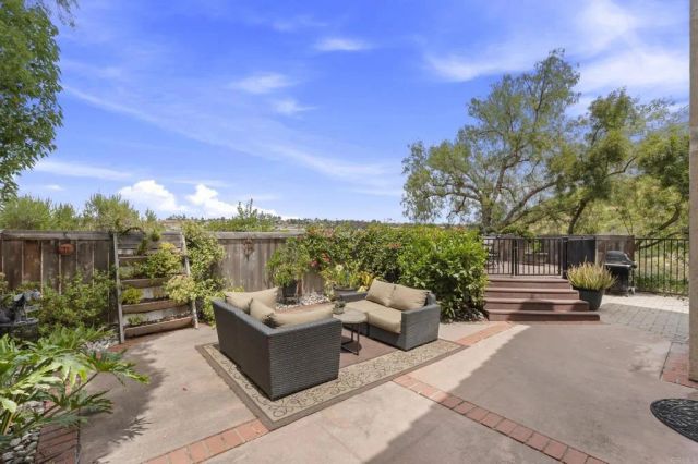 3555 Simsbury Ct, Carlsbad, CA 92010