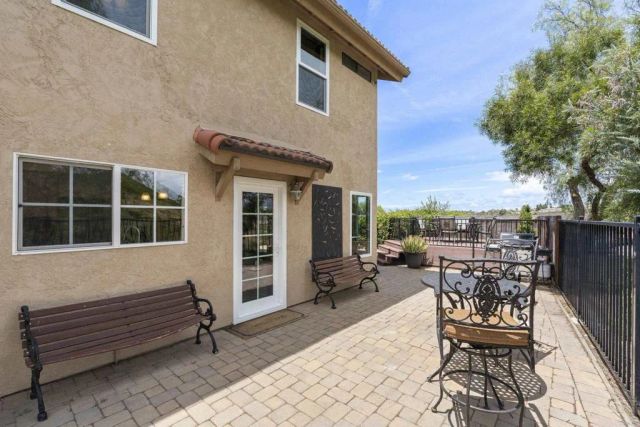 3555 Simsbury Ct, Carlsbad, CA 92010