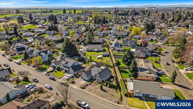 921 Hermanson St, Woodburn, OR 97071