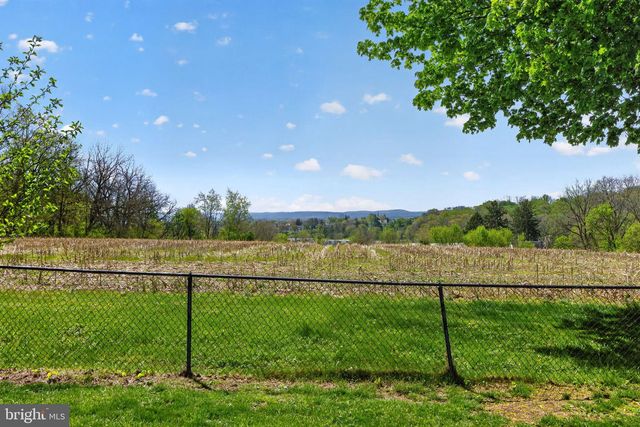 141 SIEGFRIED AVE, Nazareth, PA 18064