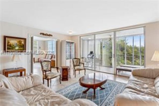 3800 Oaks Clubhouse Drive 307, Pompano Beach, FL 33069