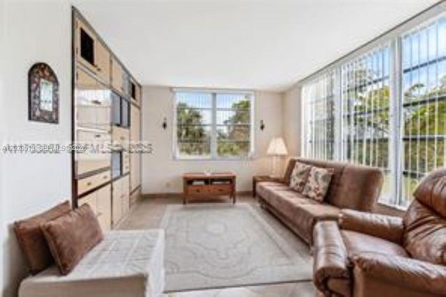 3800 Oaks Clubhouse Drive 307, Pompano Beach, FL 33069