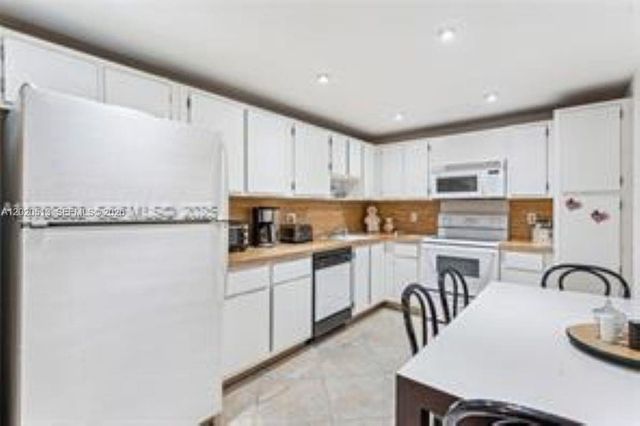 3800 Oaks Clubhouse Drive 307, Pompano Beach, FL 33069