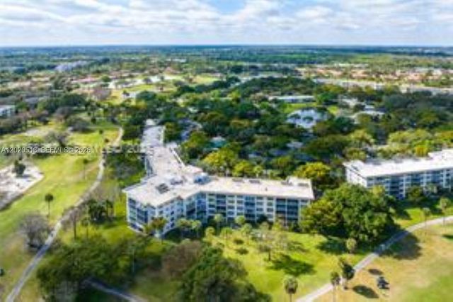 3800 Oaks Clubhouse Drive 307, Pompano Beach, FL 33069