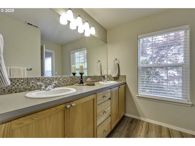 780 Ne 64TH Pl, Hillsboro, OR 97124