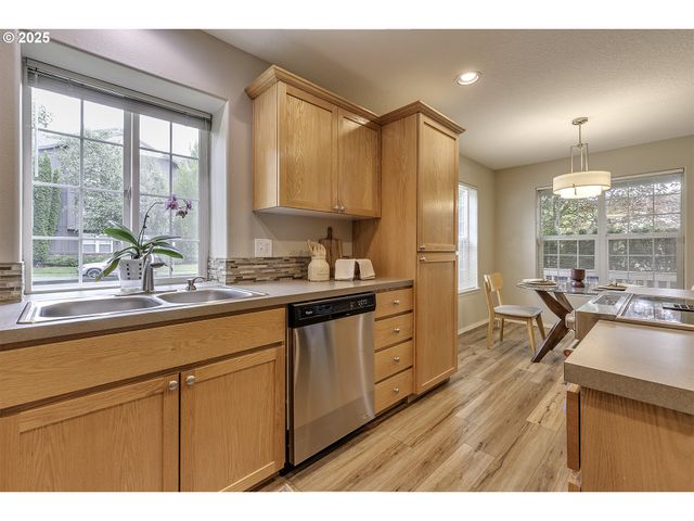 780 Ne 64TH Pl, Hillsboro, OR 97124
