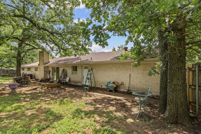602 Greenbriar Avenue, Keene, TX 76059