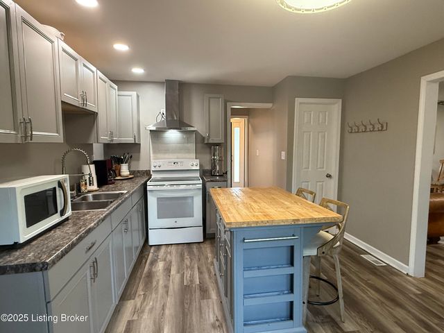 5610 Windy Willow Dr, Louisville, KY 40241