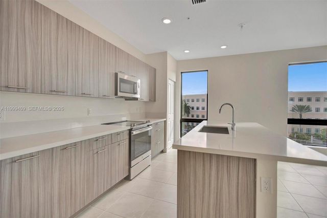 8265 NW 41st St C-406, Doral, FL 33166